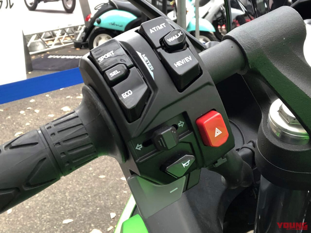 HEV車款的握把開關上也能看到WALK MODE字樣，另外還有純電、混合動力開關以及手動、自動換檔按鈕