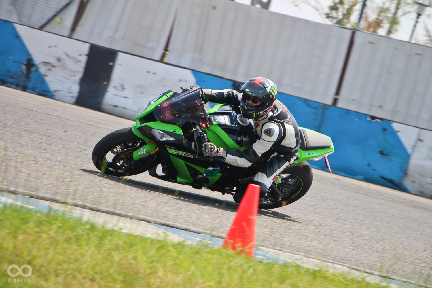 全賽道訓練時,進出彎的角錐提醒依舊放置在場邊,讓學員能依照參考點進行騎乘