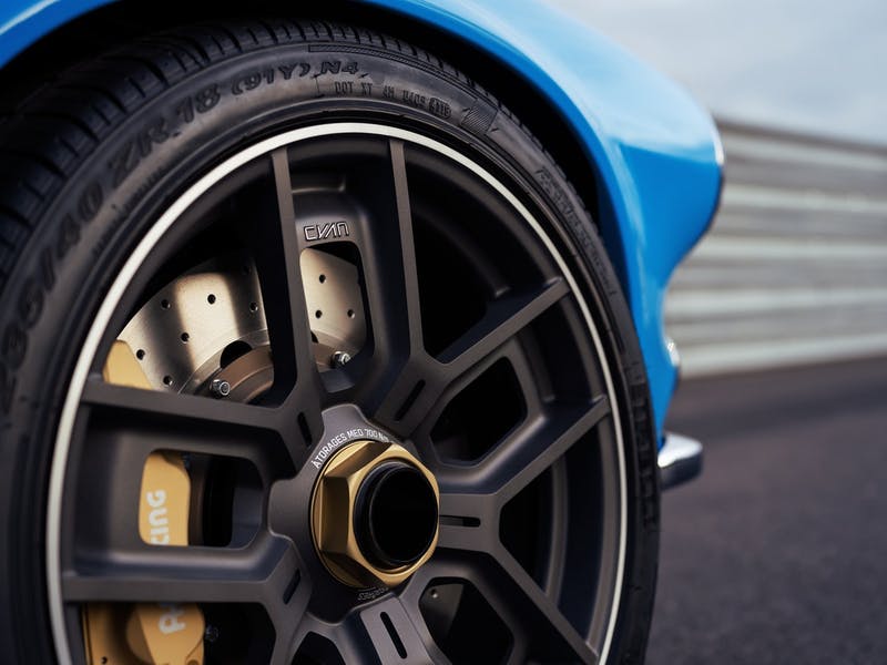 362x32mm鋼盤4活塞卡鉗煞車系統,配上PIRELLI P ZERO輪胎