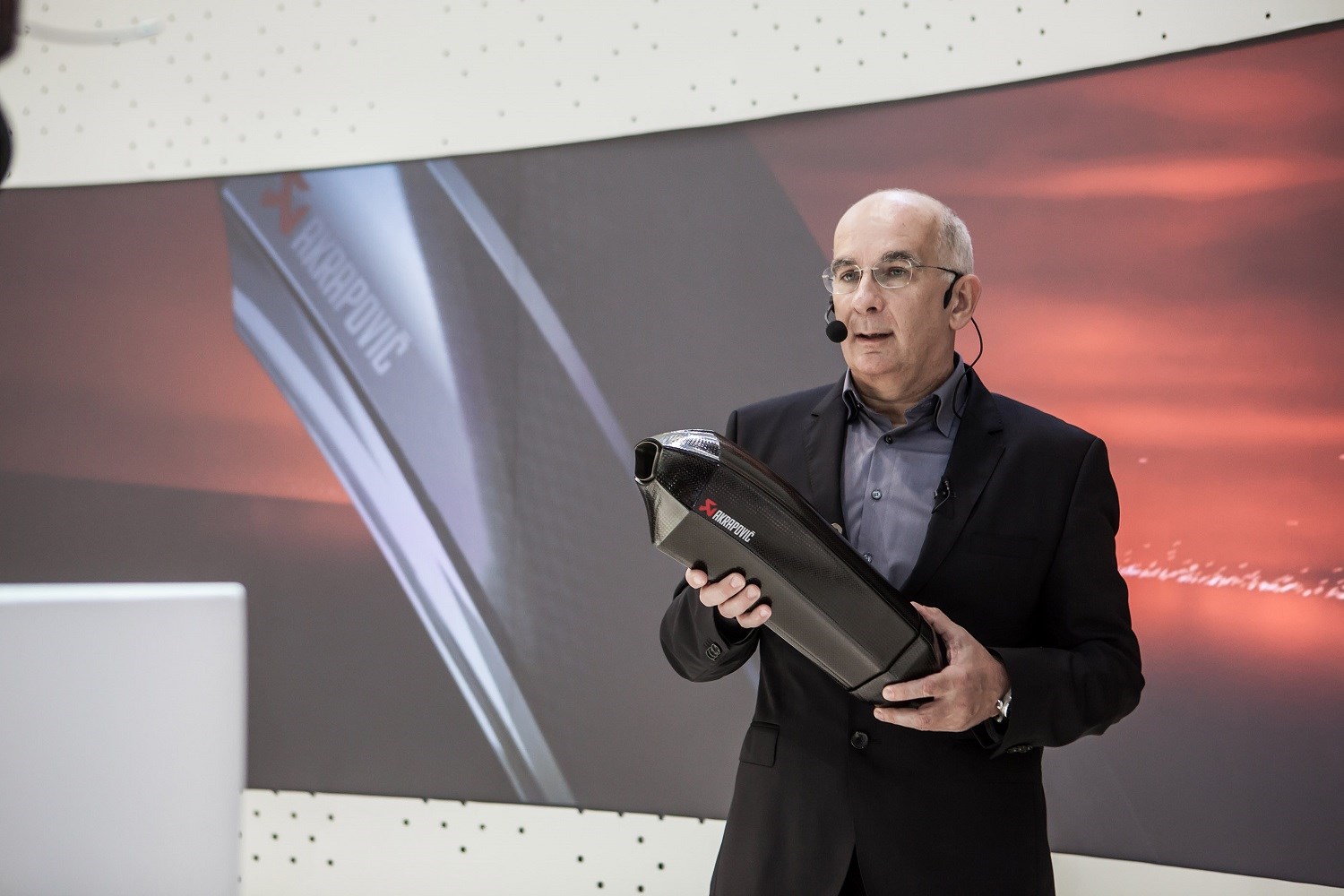 2014 蠍子在米蘭車展上推出全新碳纖維管,彎曲流線的造型除了時尚外,更打破一般人對排氣管的傳統印象