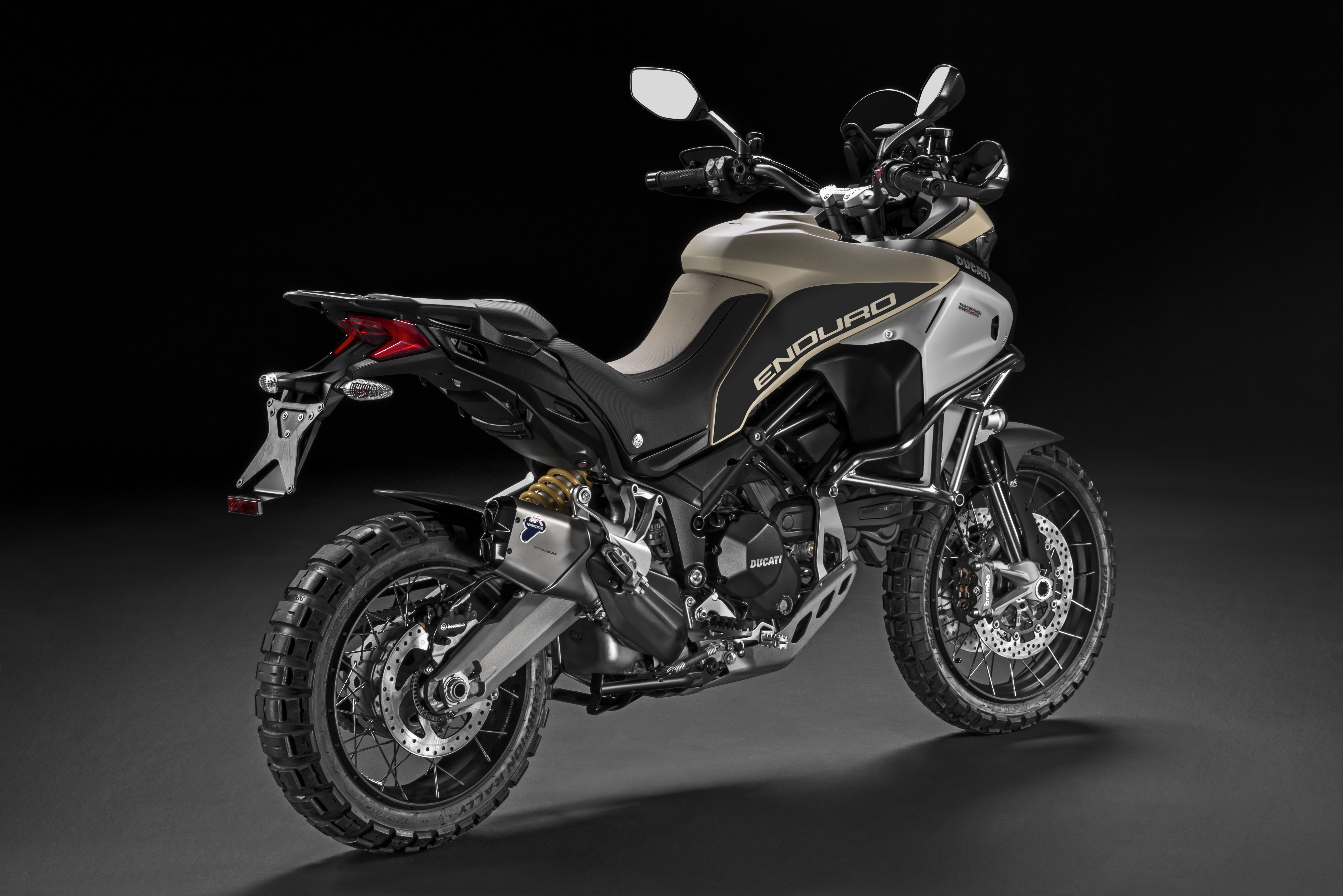 骨子裡還是原來的Multistrada 1200 Enduro,但Pro版追加了數款實用新配備,車輛用途更明確。原廠替它褪去一貫的紅色貴氣龍袍,披上沙漠色的大地外衣,意圖向眾人宣示它能輕鬆地征服任何地形,而不是嬌生慣養的車庫收藏品
