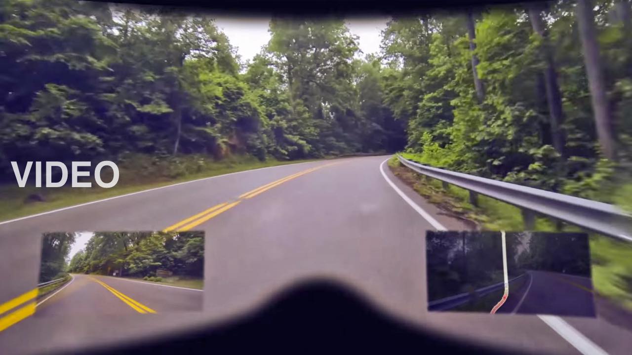 雙抬頭顯示器能依照騎士需求選擇顯示畫面，左邊是車後攝影畫面，右邊是衛星導航