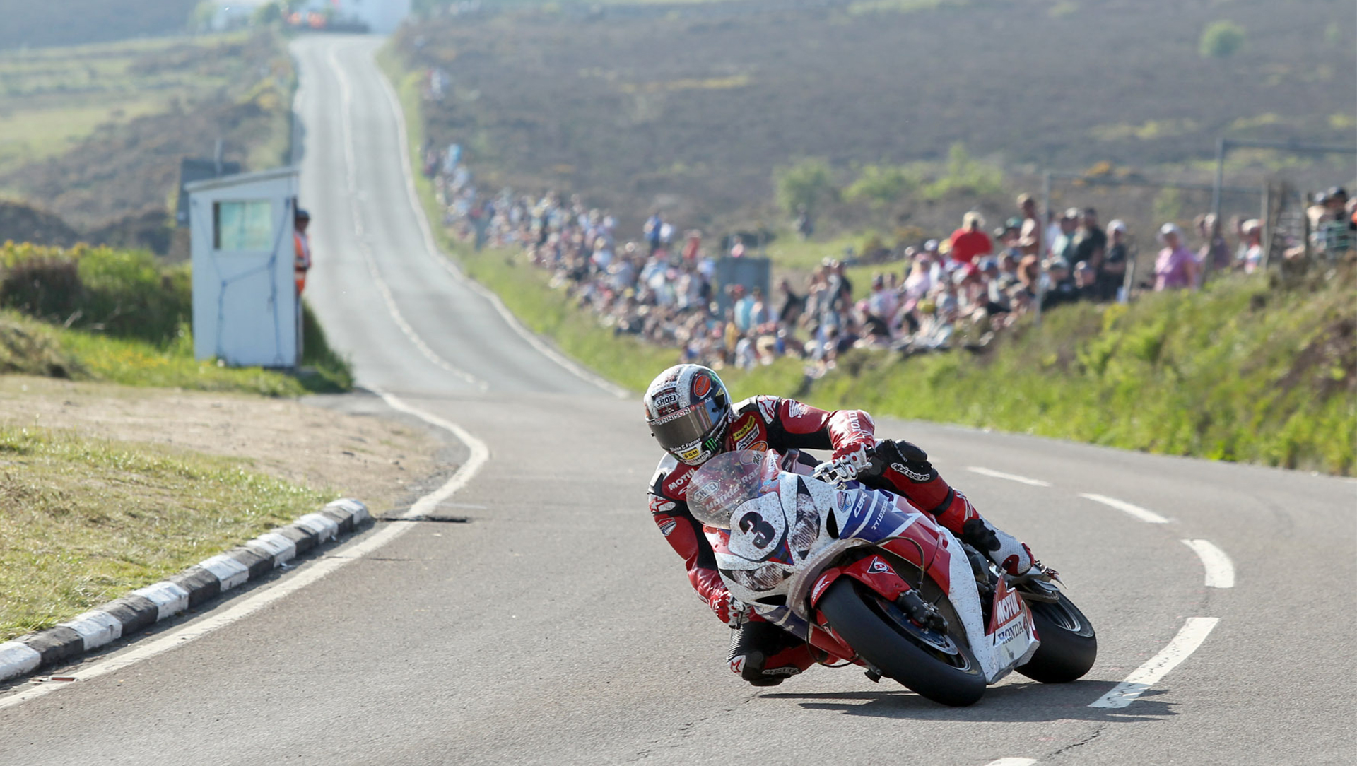 每年的國際曼島TT 賽事吸引全球大批車迷和車手朝聖參加，因為這是世界上少數在一般道路舉行的比賽，周邊沒有專門設計的緩衝區，非常危險