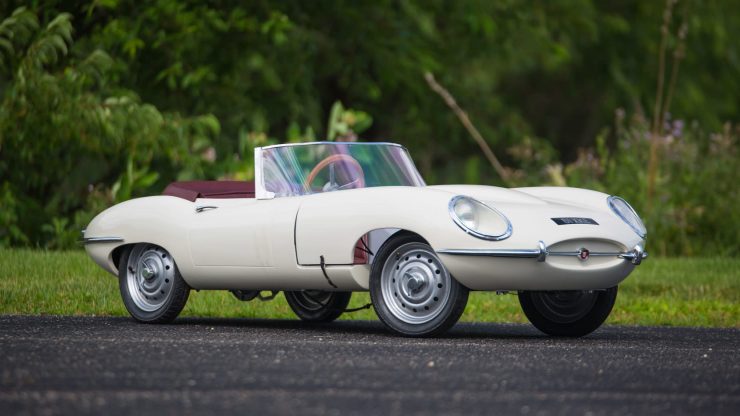JAGUAR E-Type 曾被法拉利創辦人稱讚為史上生產過最美的車，歷史地位崇高