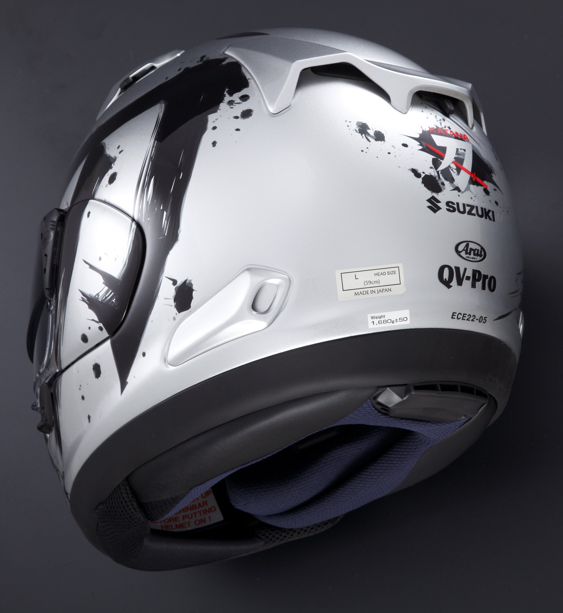 該頂安全帽在台灣的名稱為ASTRAL X,但在海外的名稱則是QV-Pro