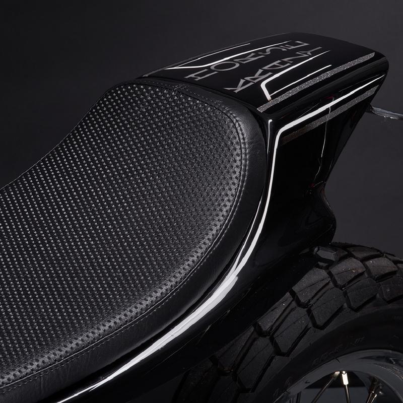 排氣管改為上揚二合一造型；椅墊則是銳利許多