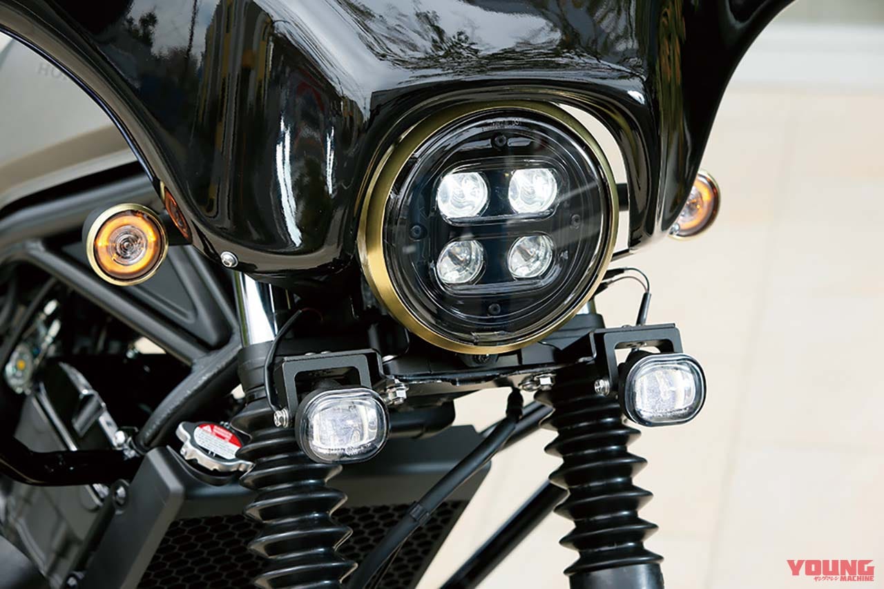 車頭有黃銅大燈外蓋和LED霧燈