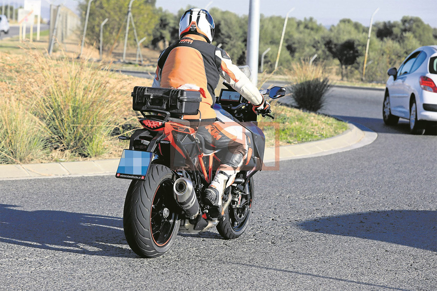 可以清楚的看見測試車搭配了全彩儀錶