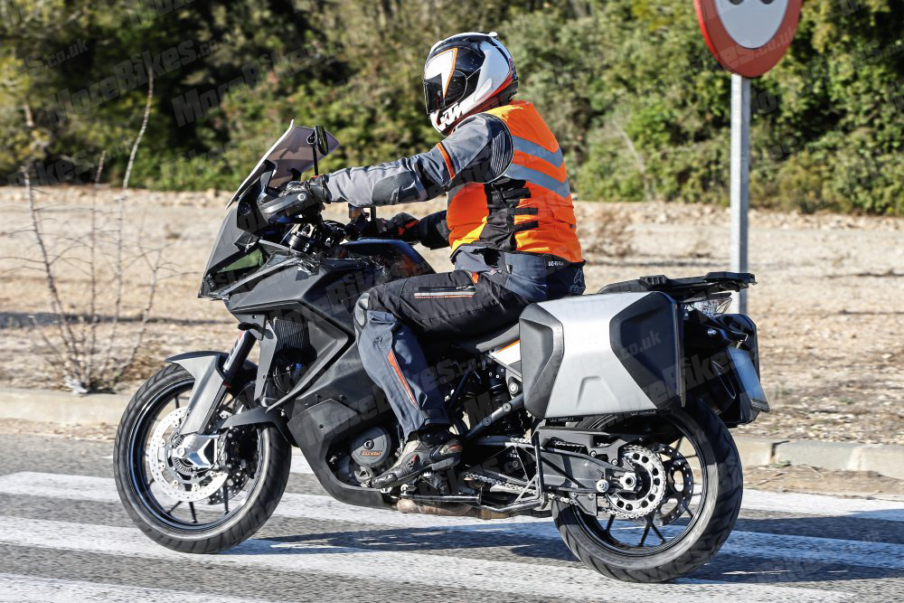 近日外媒捕獲的測試車,似乎代表KTM 1290家族即將有新成員加入