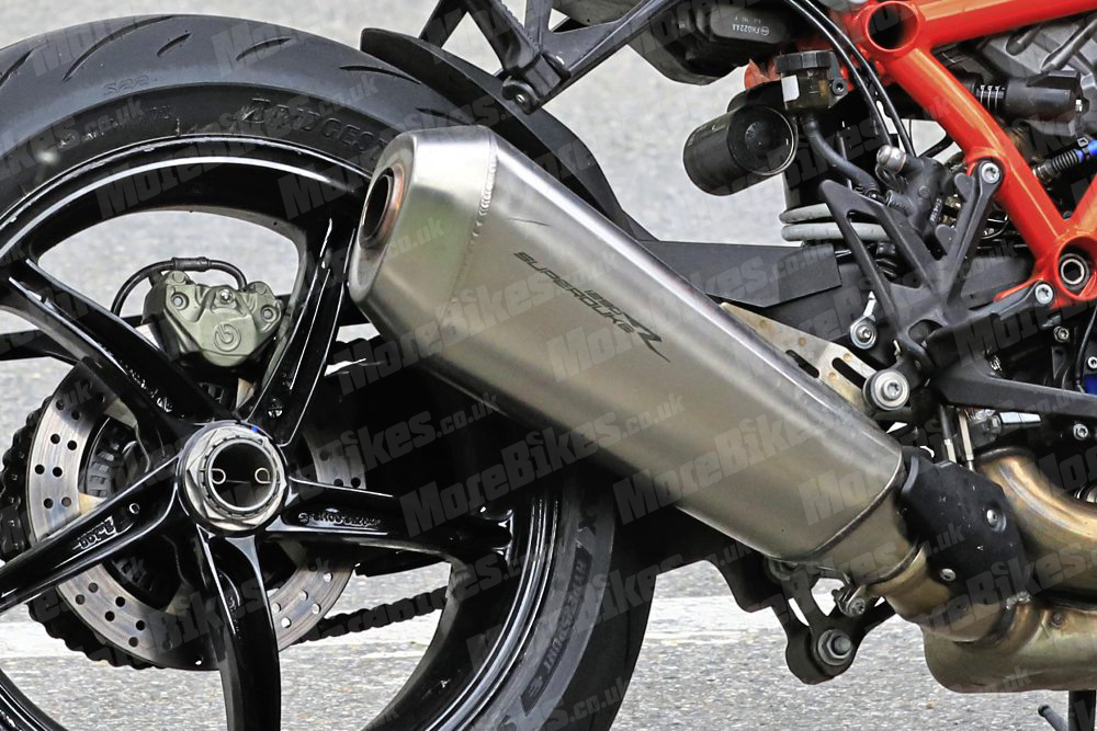排氣系統也針對2021即將上線的Euro5做準備；輪圈部分新款1290 Super Duke R也採用新的設計，看來更為輕量化