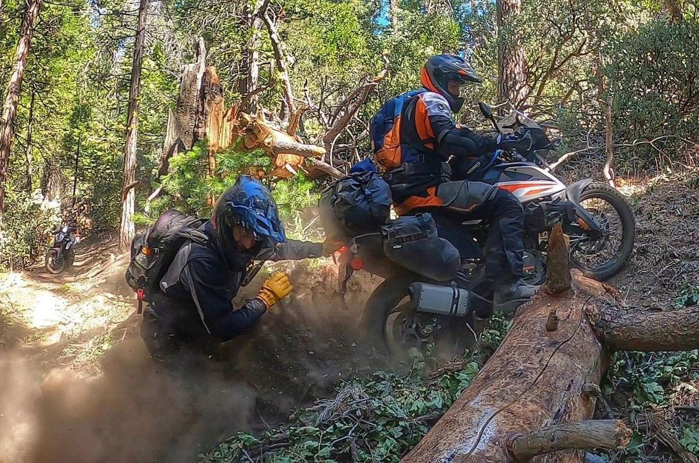外國媒體ADV PLUS也實測換裝鋼絲框的390 ADVENTURE來進行重度越野挑戰