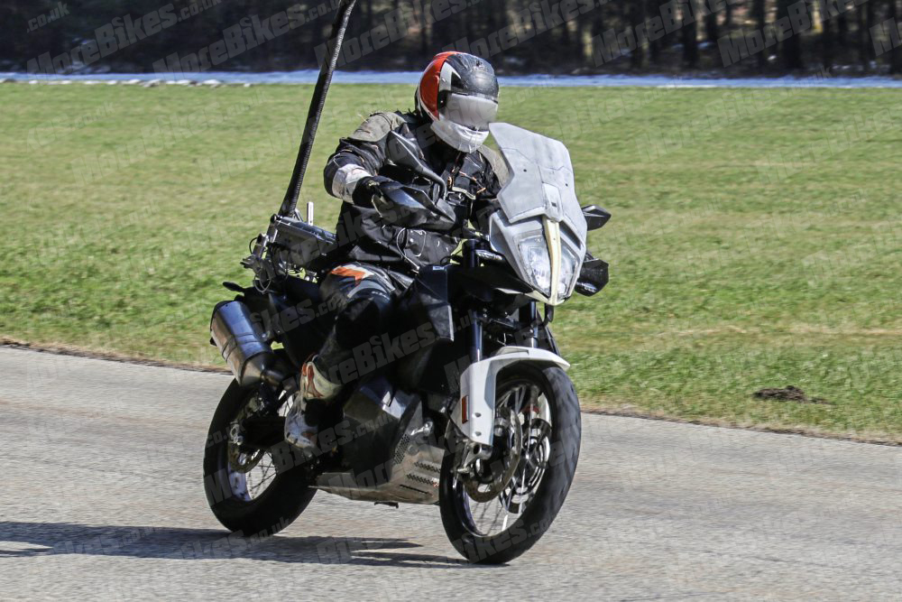 KTM的790 Adventure車款也即將在年底現身，看來德奧兩間車廠勢必會在多功能車市場上有一番激戰了