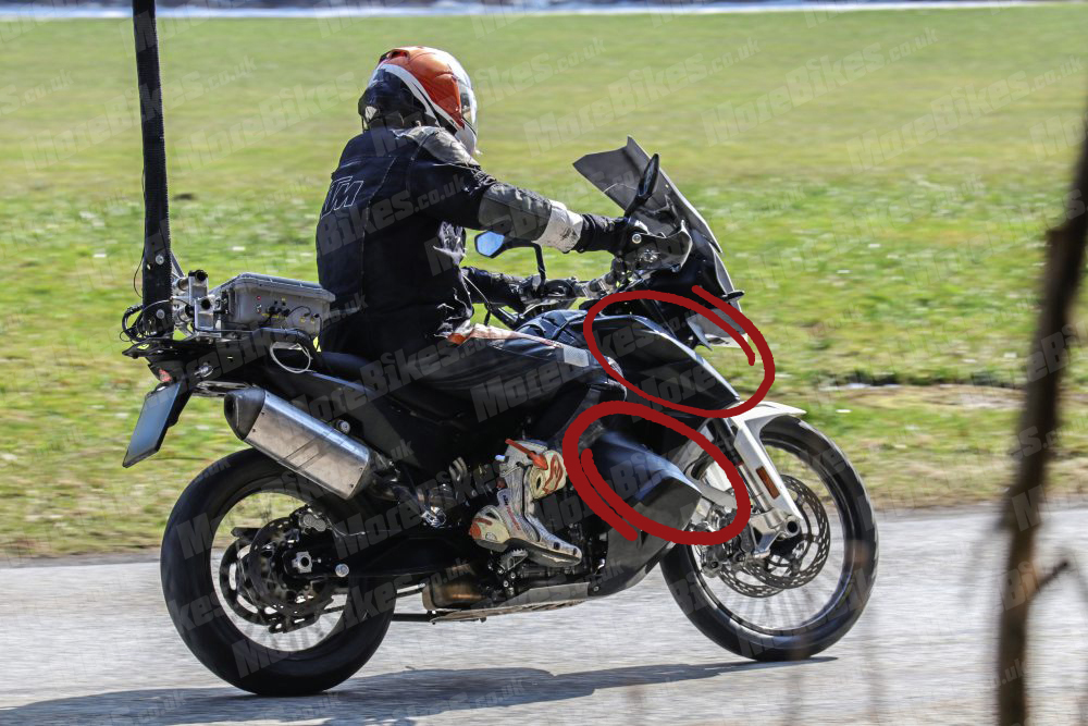 790 Adventure車系也在緊鑼密鼓測試當中,或許年底的米蘭車展就會有新車款亮相