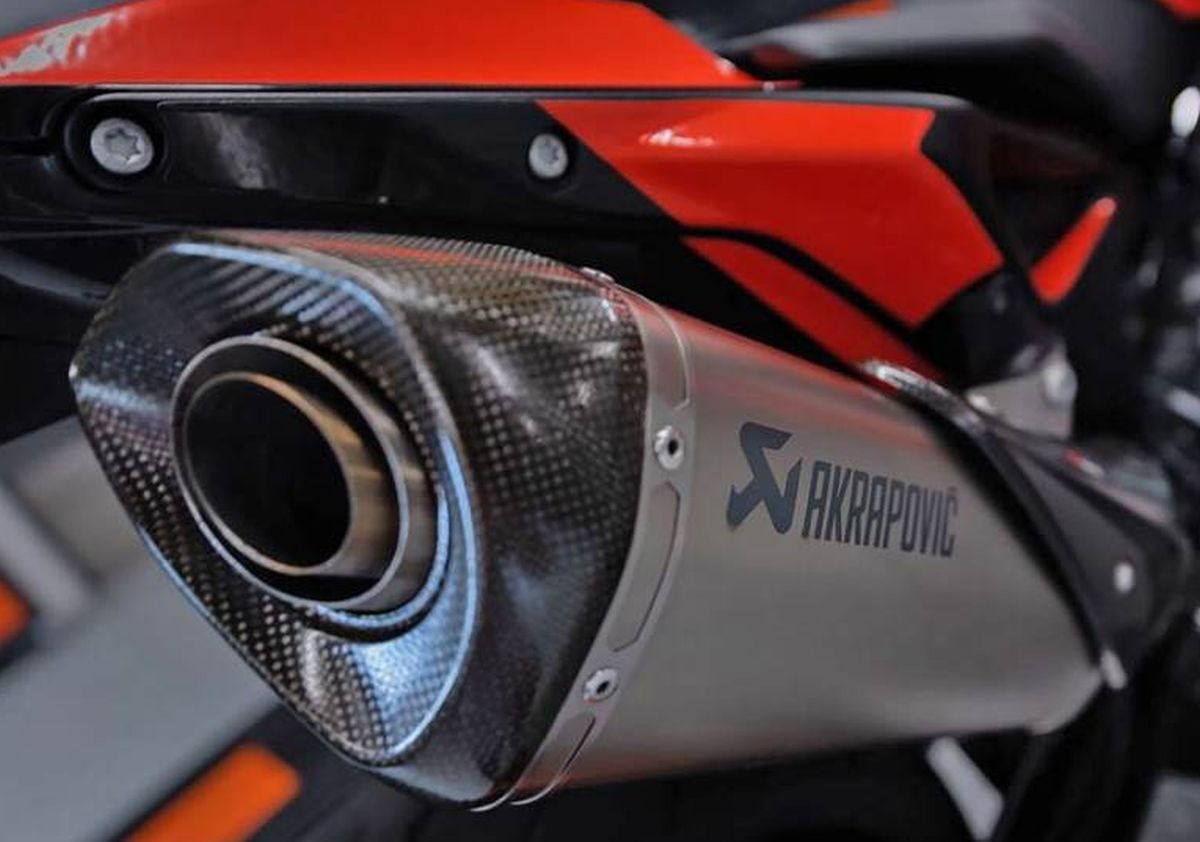 這台Tech 3 MotoGP Replica Edition直接選配蠍子管和單座蓋等原廠改裝品