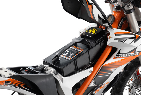 Freeride E的小型鋰電池是採用可抽換式設計，就像Gogoro一樣可以將電池取出充電，所以能夠以替換電池的方式達到快速獲取電力的目標