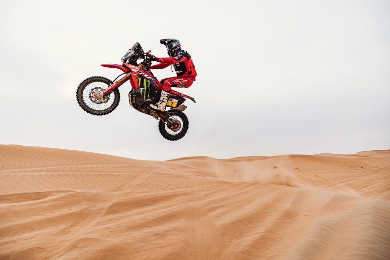 介入最少的C模式則是會以後輪先落地的姿態起跳