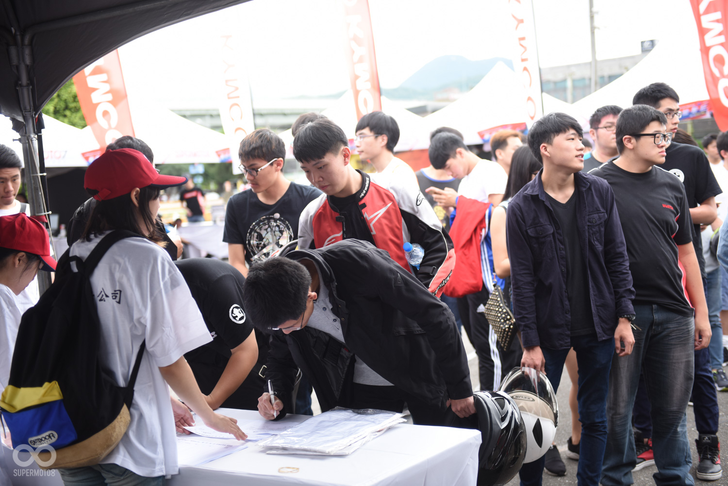 活動時間還沒到,報到處前就已經塞滿了準備試乘的車友
