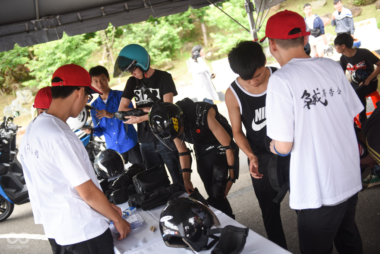 除了基本的安全帽,現場也準備了護膝、護甲等安全部品,在試乘前也會由教練位車友們進行最後的安全檢查