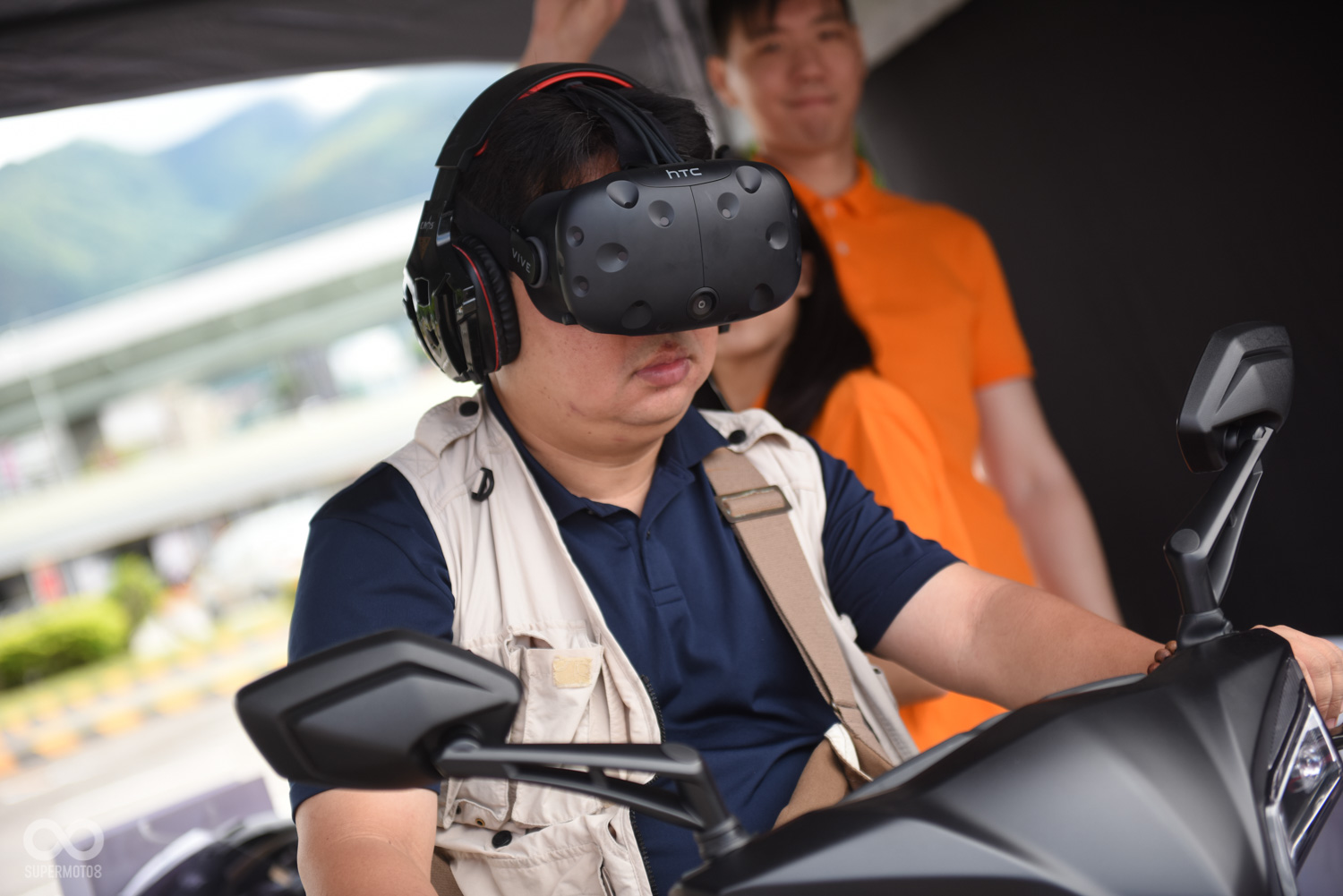 Moto7的站長楊斌則是帶來了VR虛擬實境的系統,讓車友們體驗另一種的試車感受