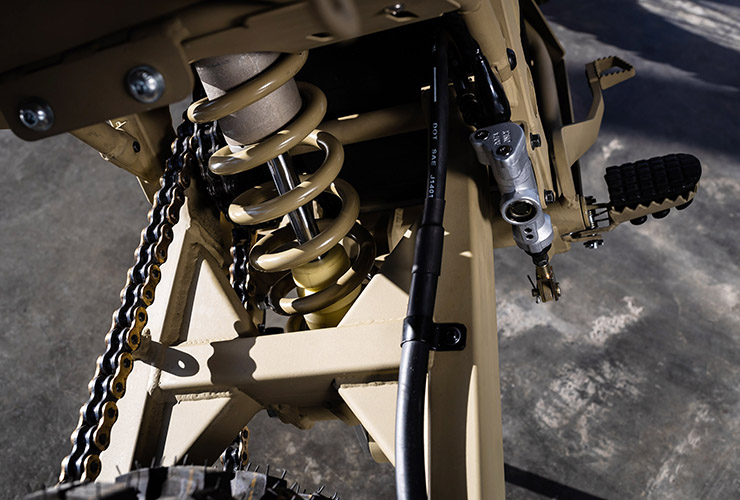 採用鏈條傳動與中置避震器,可以看出SM-1走的是較為越野的風格