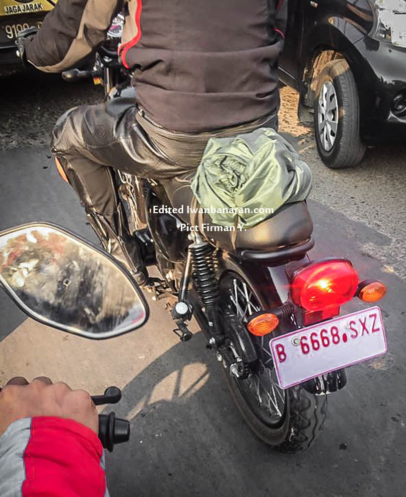 被拍到的新車有兩台，一黑一白，車子維持雙槍避震設計，尾燈與250 的相同