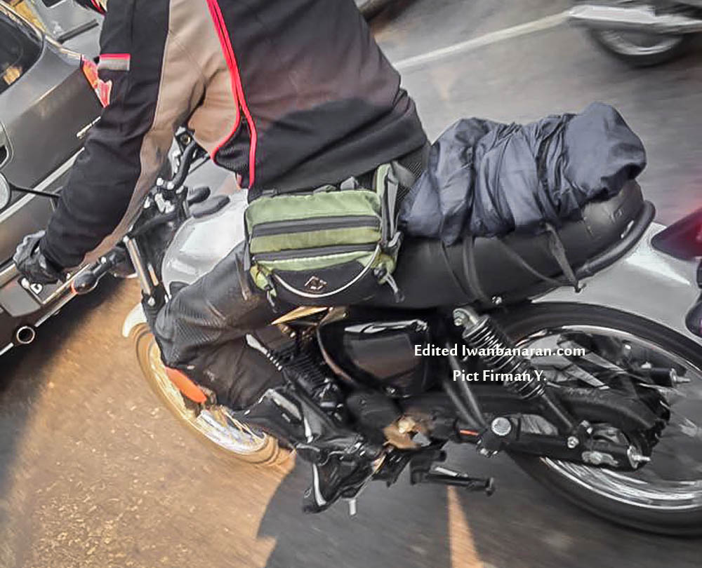 另一輛白色車有著黑色高把，後搖臂與舊款相似，氣冷引擎左側看不見原本因應內鍊的特殊設計