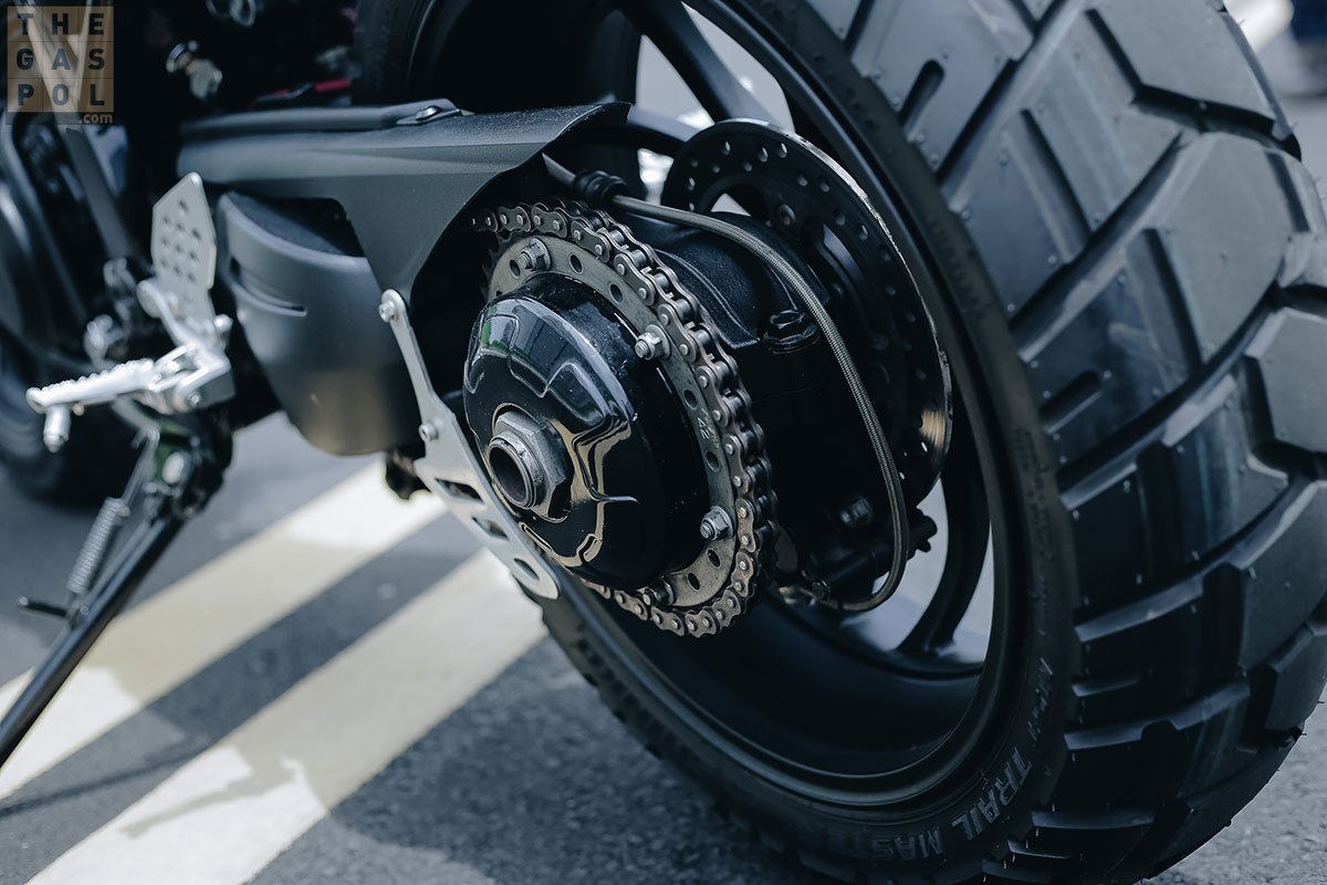 前後齒盤看不到有特別墊出來以對準，改裝者勢必在其它地方修改，才能讓成品外觀更乾淨