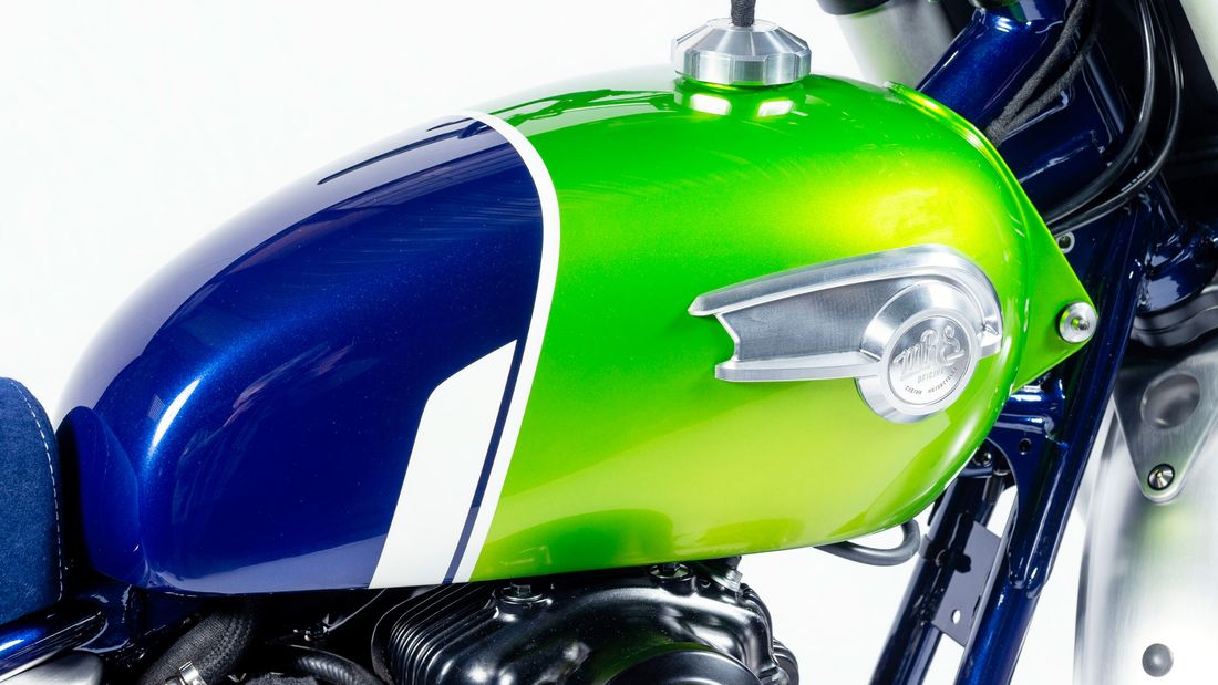 為了搭配車身線條,換上小一號的油箱,同時在座墊下加入隱藏式副油箱確保續航力