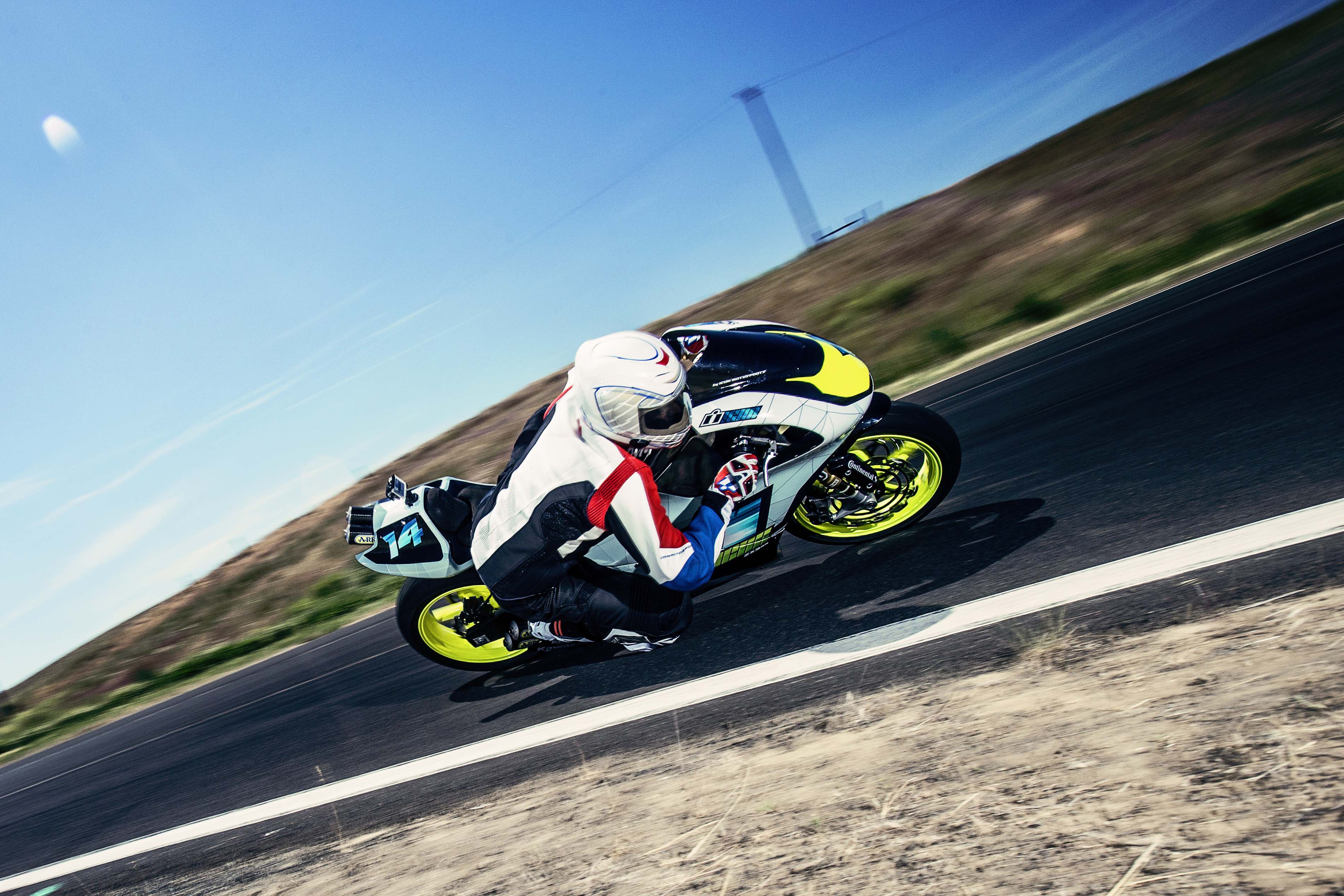 Kawasaki參加MotoGP使用的賽車名稱為ZX-RR,所以決定將改裝後的Ninja300稱為ZX3-RR