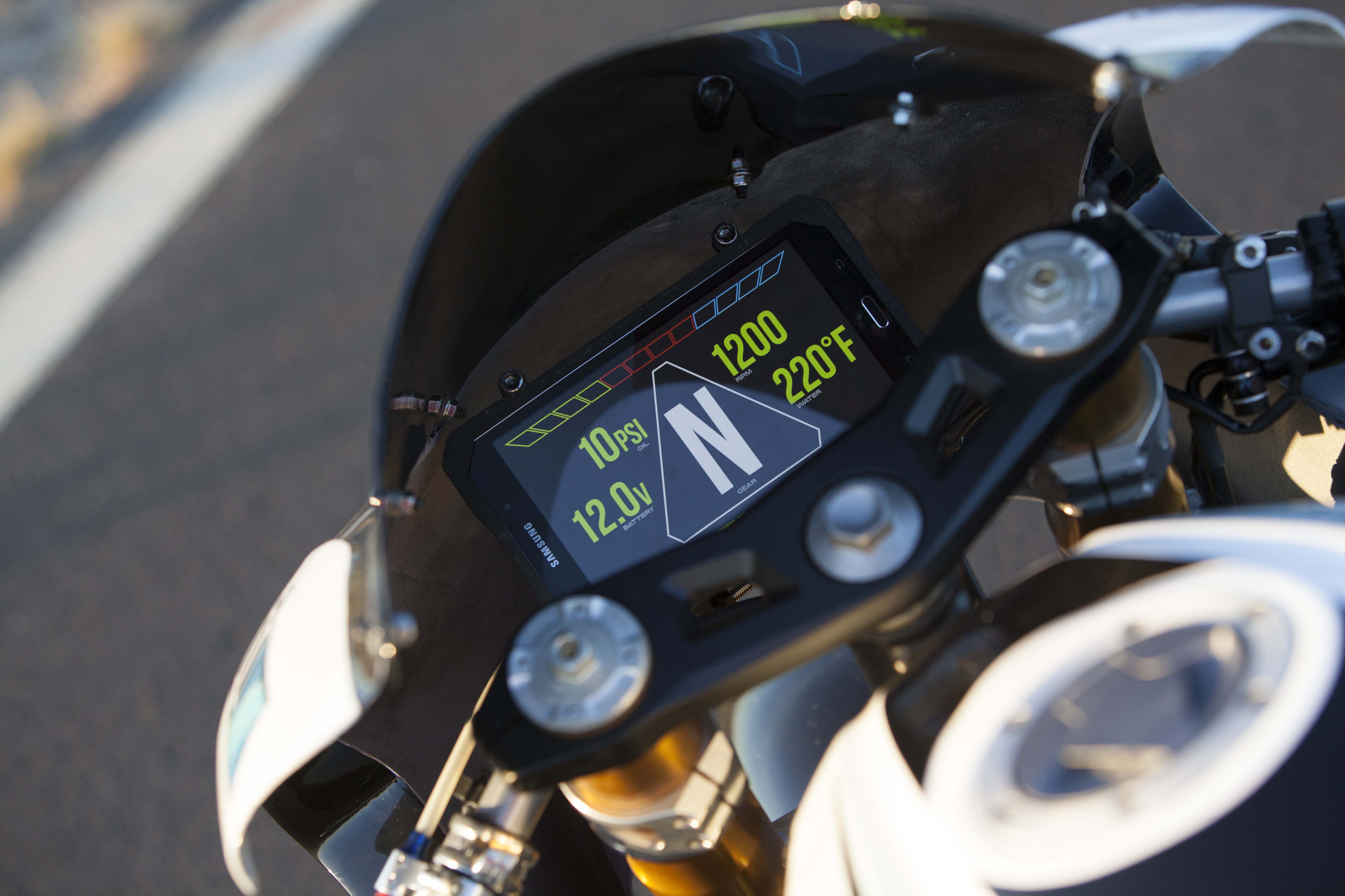 儀錶板是一支三星手機,工程團隊將手機軟體修改並與車輛連接,變成全數位的彩色儀表板