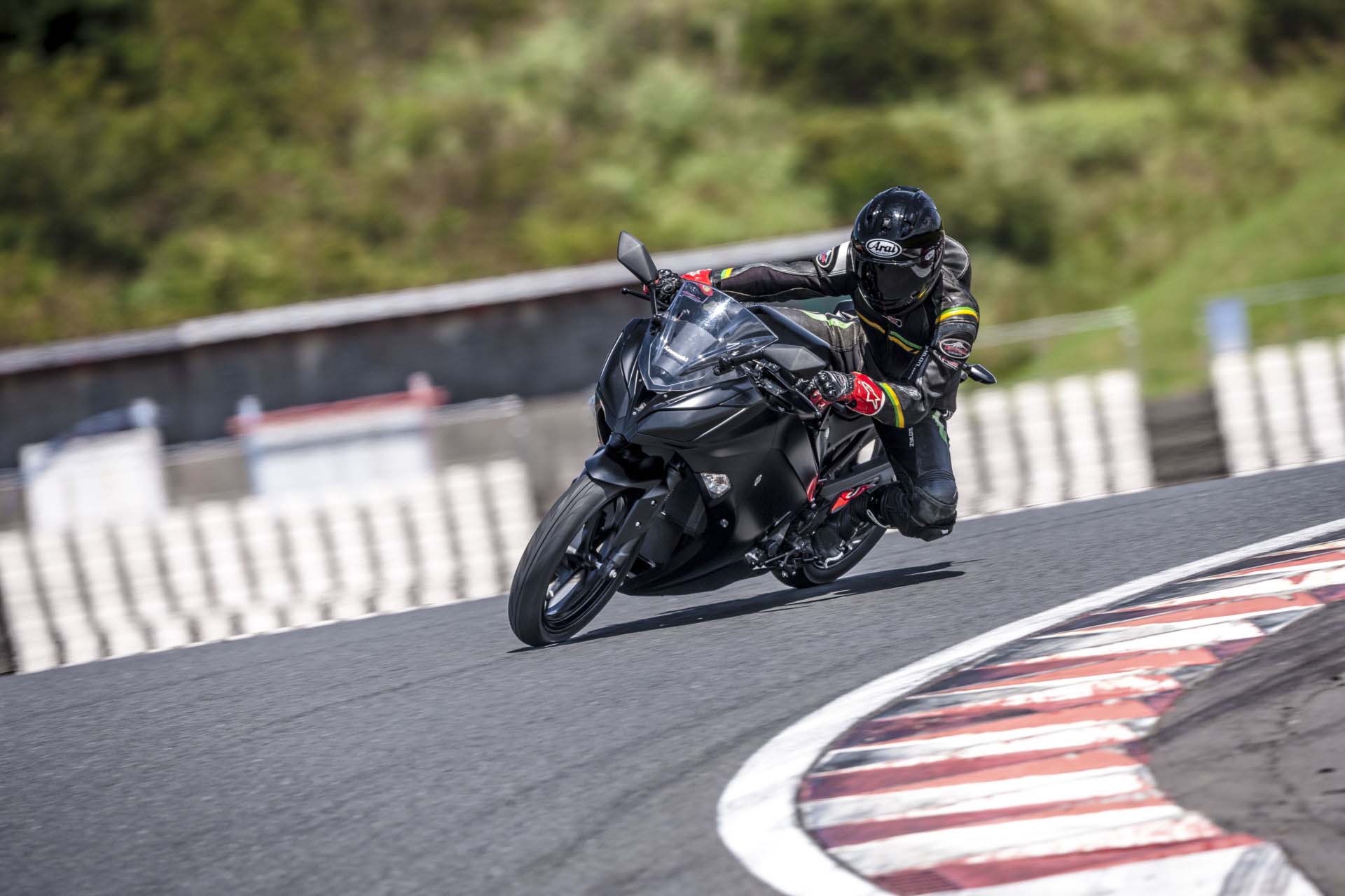 後續KAWASAKI也曝光EV Project電動車的賽道測試
