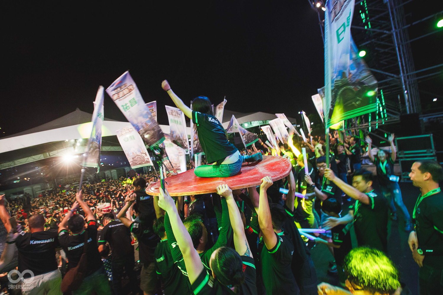 每年少不了的經典抬桌橋段上演，證明場子已經熱開了