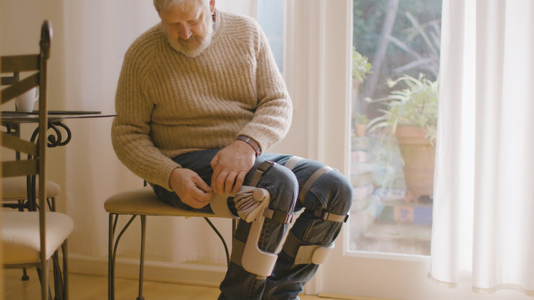 Roam推出的外骨骼,對於行動不便的長者來說,是一套能減輕身體負擔的復健器具