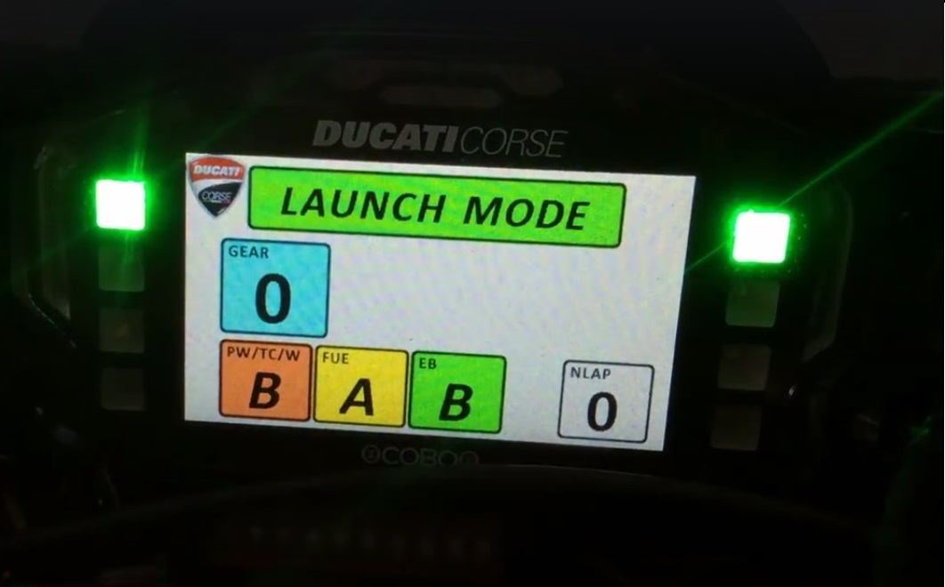 藍色按鍵為起跑時使用的起跑模式,按下之後儀錶左右方會亮起綠燈,最後會自動熄滅。此模式是為防止起跑時前輪過度浮舉。