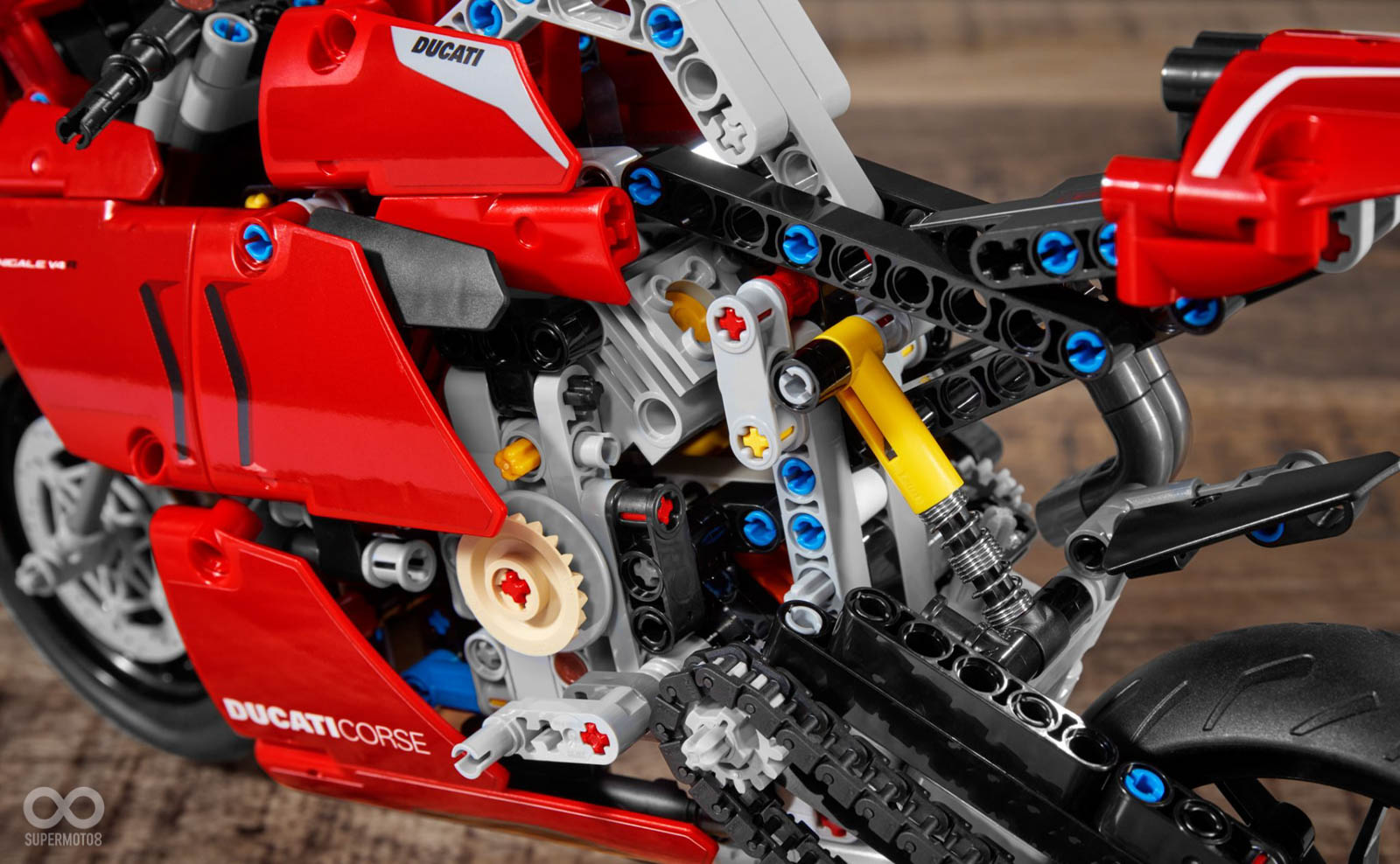Panigale V4 R也是LEGO旗下首款搭載有可作動變速箱的作品，配備有兩段變速系統