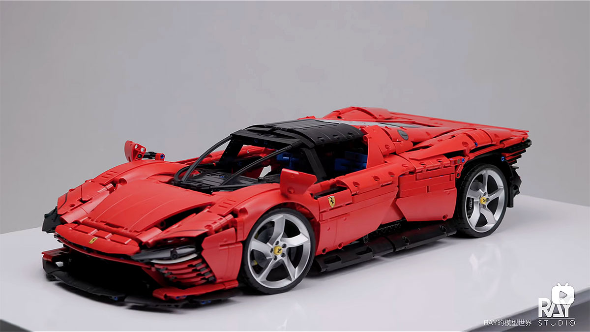 LEGO Technic Ferrari Daytona SP3居然也可以變成一把突擊步槍！