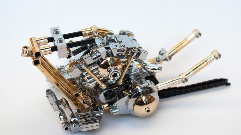 引擎採用大量鍍鉻件，可說是全車最耀眼的部分