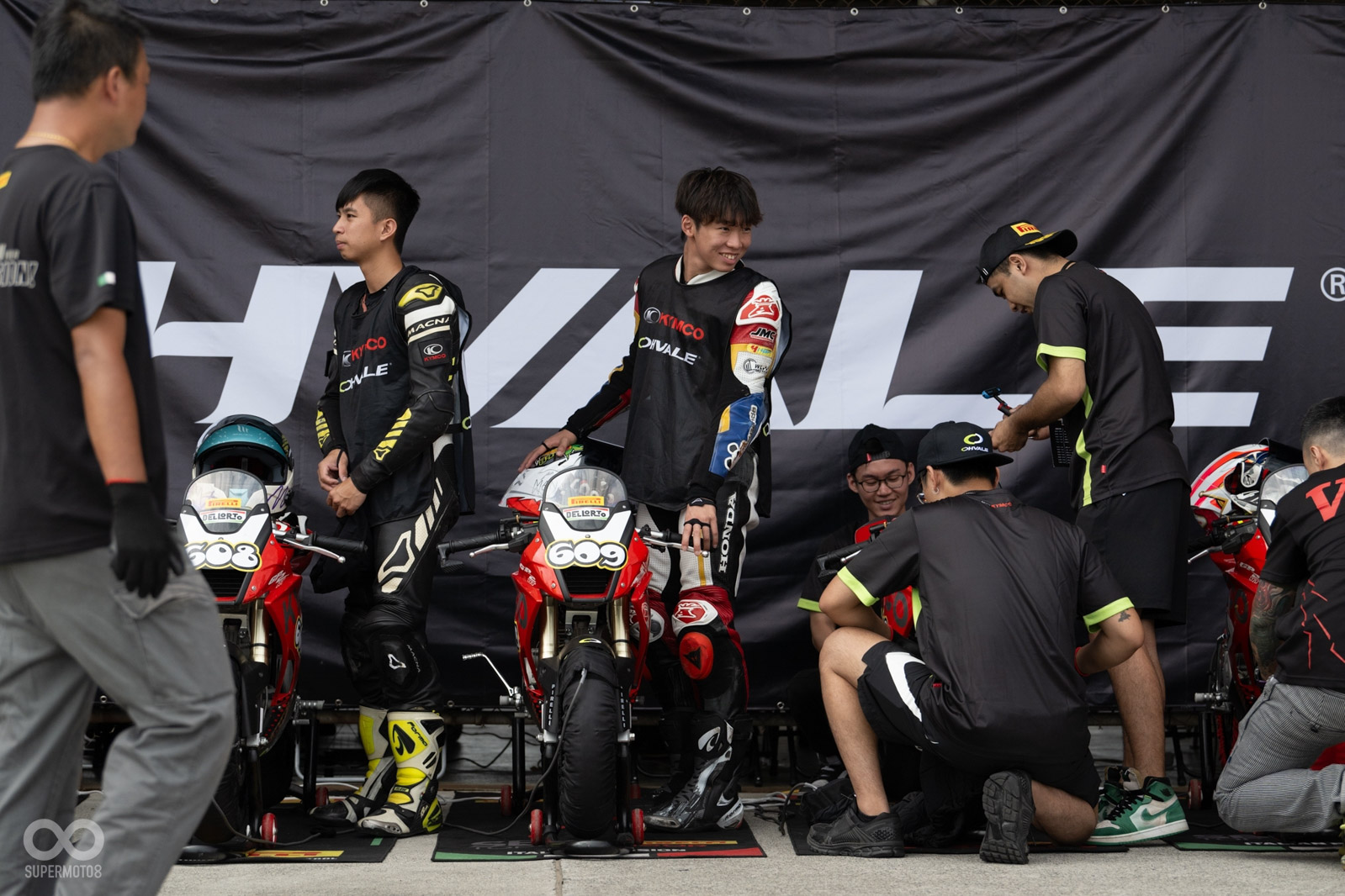 專業賽車團隊提供車輛協助