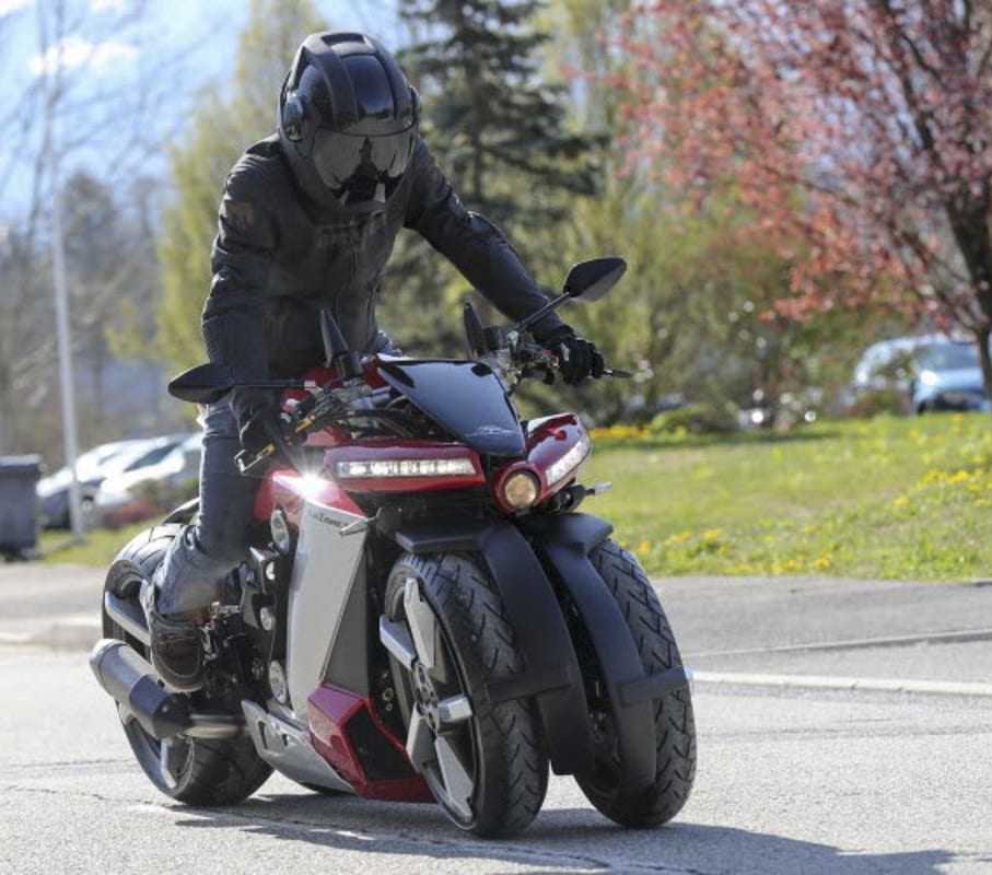 LM 410被定位成通勤車款，但從這騎姿來看，這台通勤車似乎有點太戰鬥了