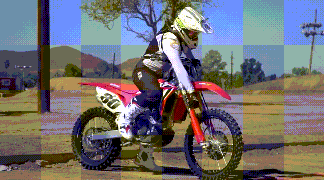 MotoCross賽車常倚靠HoleShot起跑裝置增強起跑效率