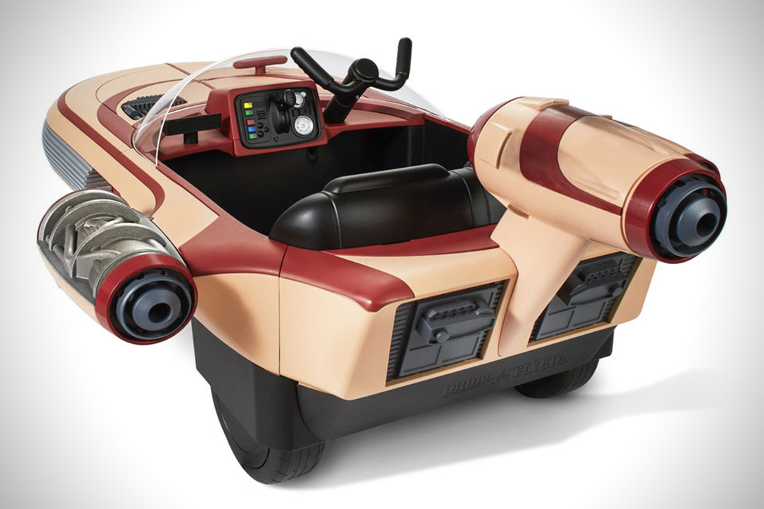 考究電影中「路克.天行者」的LANDSPEEDER右側的反重力引擎沒有外蓋,電動童車也忠實呈現