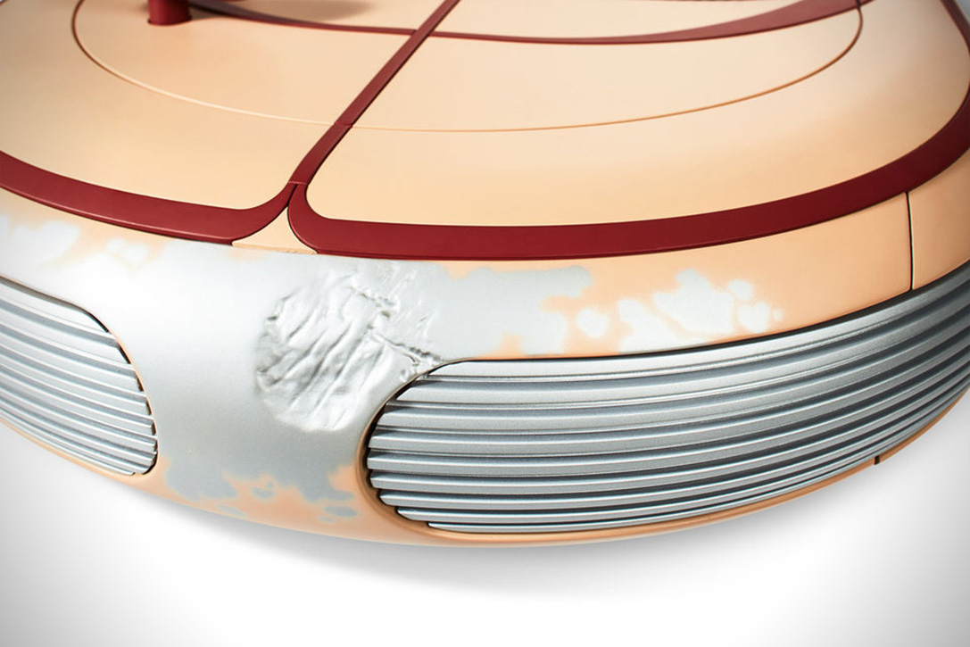 車頭前方的撞擊損傷也忠於原味,細緻的外觀考究使得這輛童車具有收藏價值