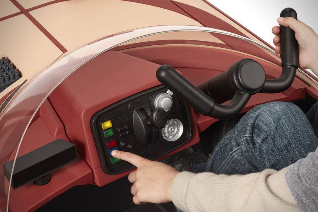 LANDSPEEDER童車內建有多種特殊音效,小朋友駕駛起來更具臨場感,此外還有一個有趣的語音音效,按下按鈕後童車會發出語音