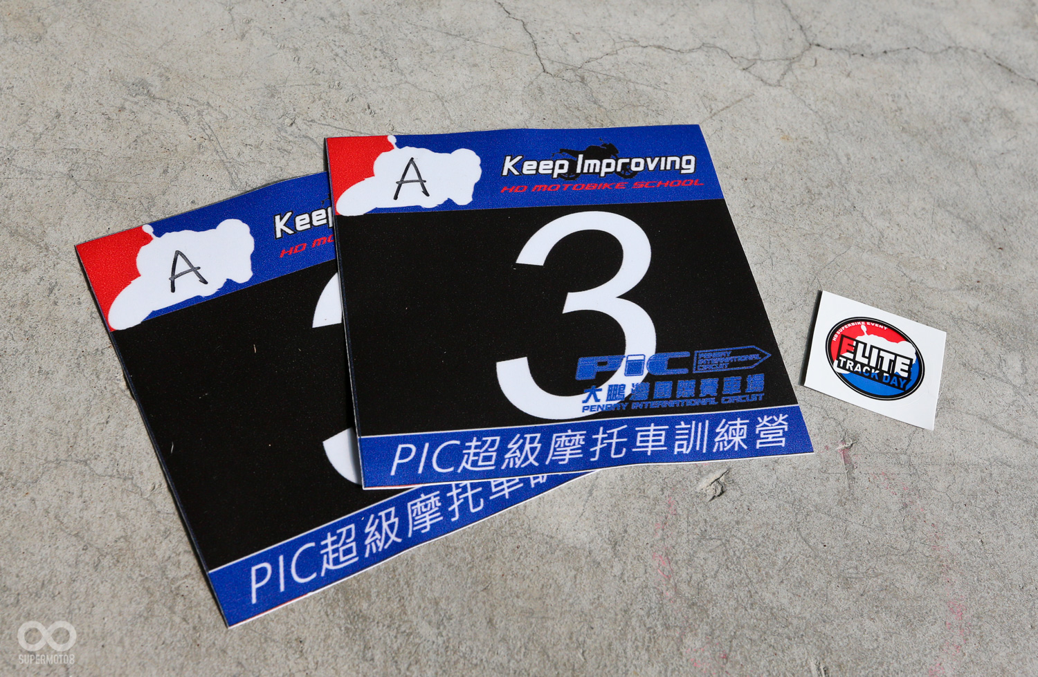 完成報到後,每位學員會拿到號碼牌貼紙貼於車輛與安全帽上,以顏色號碼與ABC..細分,以便進行上午的課程訓練與下午的全場賽道練習