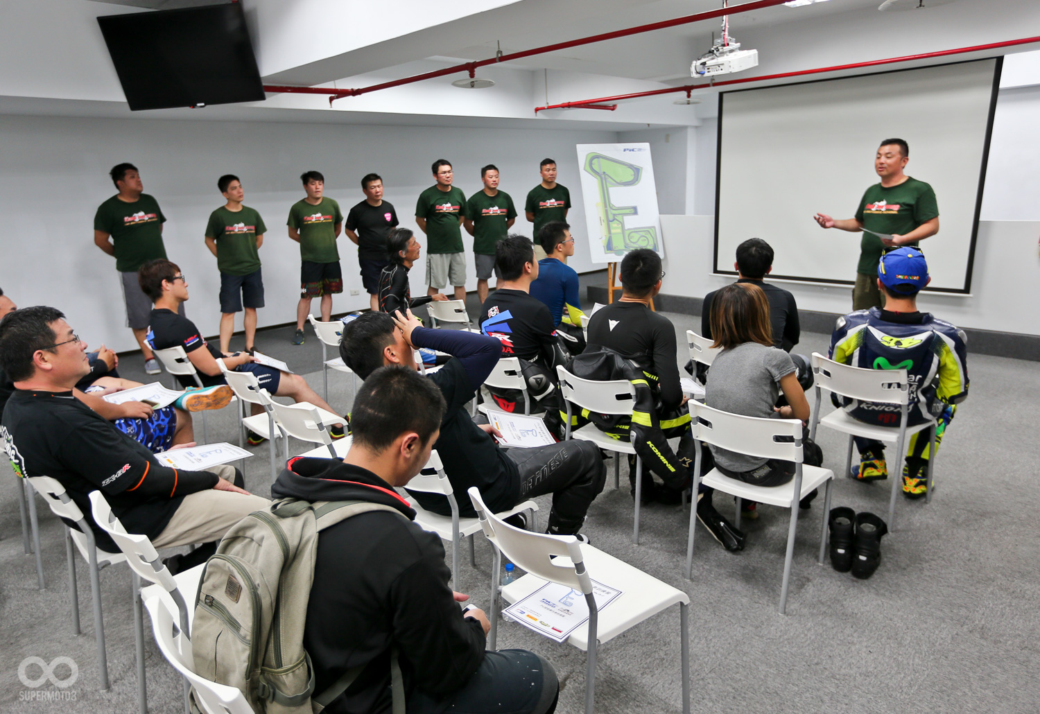 課後總結,看著晒的通紅的教練群與疲憊的學員,課程辛苦但相當充實