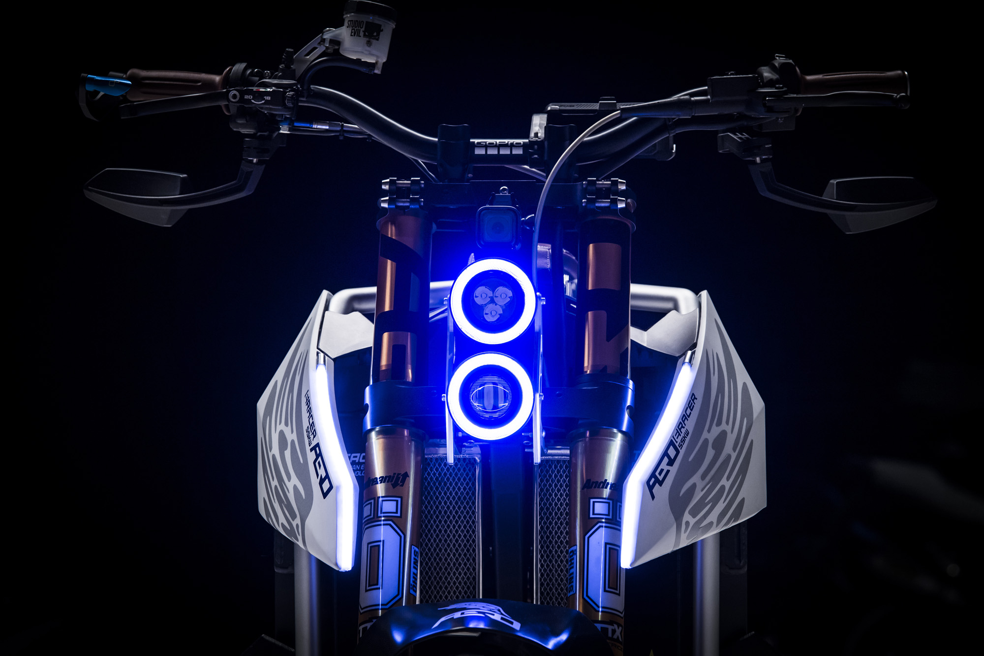 LED大燈具備藍色光圈,展現冷豔的科技感