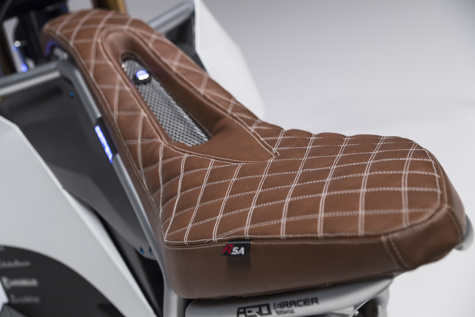 坐墊採用高級的SEAT Eco皮革和Alcantara麂皮面料(Lamborghini等知名超跑內裝都使用Alcantara麂皮),以手工方式縫製成菱格紋