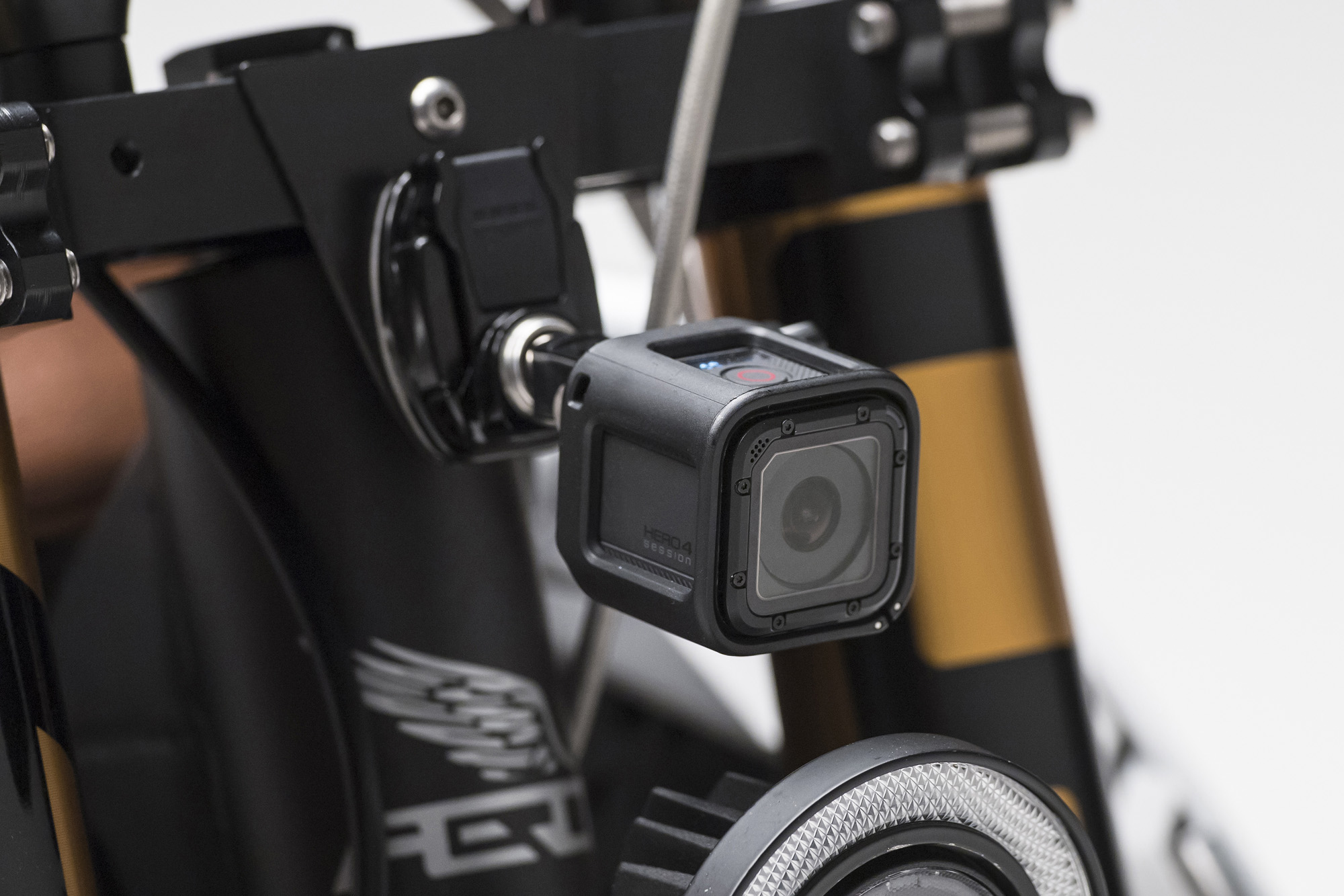 車頭配有行車紀錄器