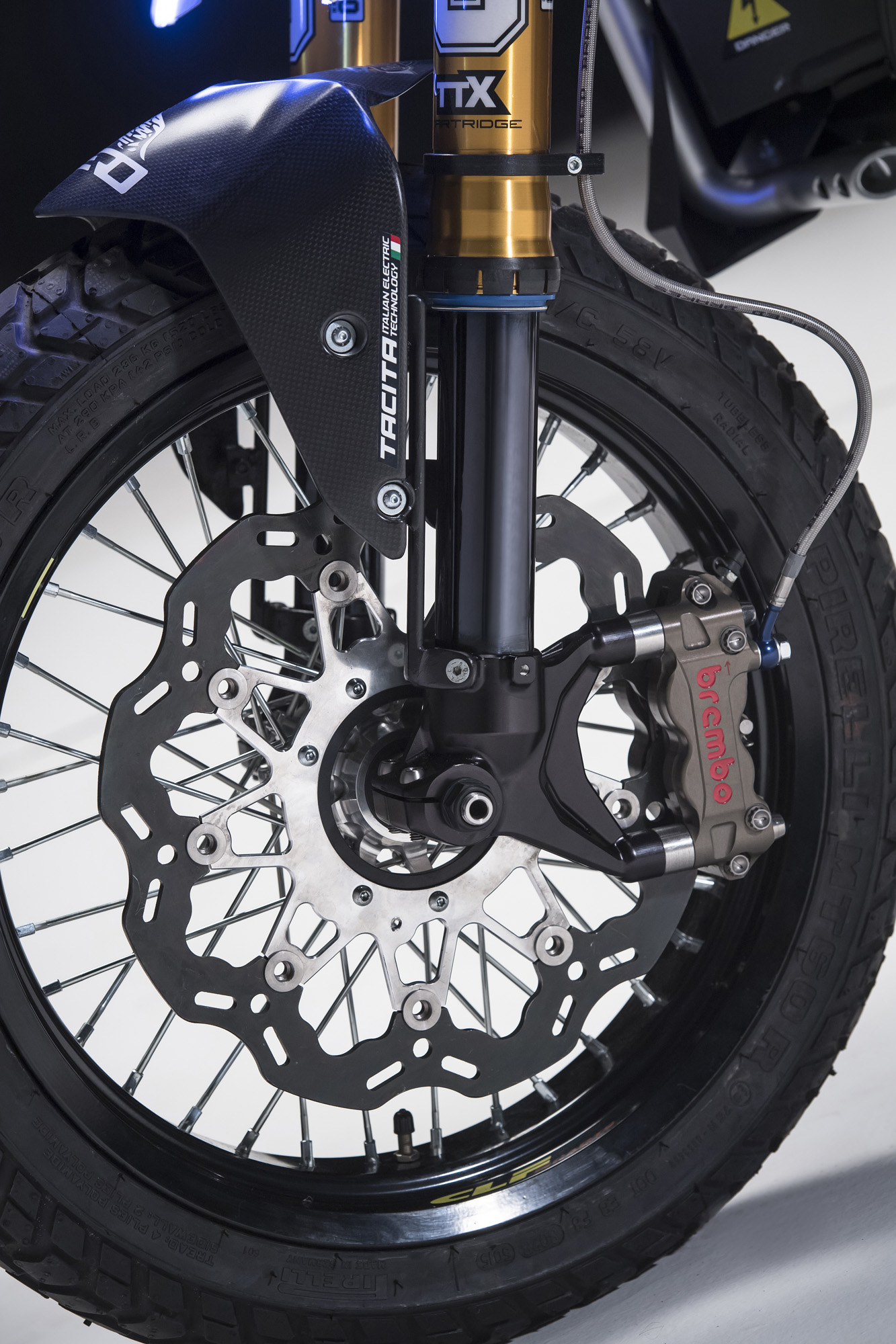 19吋鋼絲輪框,讓人感受到強烈的戰鬥感