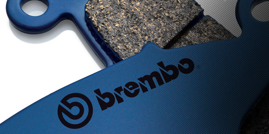 在卡鉗裡的來令片負責與碟盤摩擦進而使車輛減速